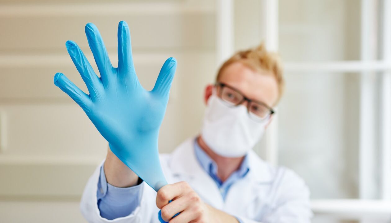 zdravnik si nadene rokavico za masažo, da prepreči prostatitis